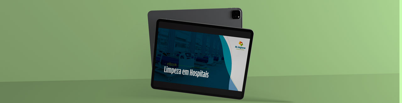 em um fundo verde, um tablet com o ebook de limpeza em hospitais aberto
