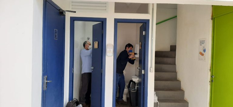 Instituto Acaia; solução de limpeza; banheiros; escada homens arrumando banheiros 