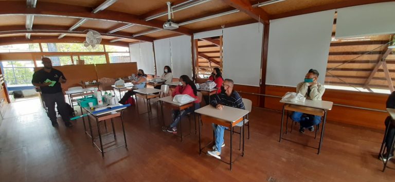 Instituto Acaia; solução de limpeza; sala de aula; palestra; alunos estudando