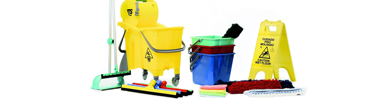 equipamentos de limpeza como placa indicadora, baldes e vassouras