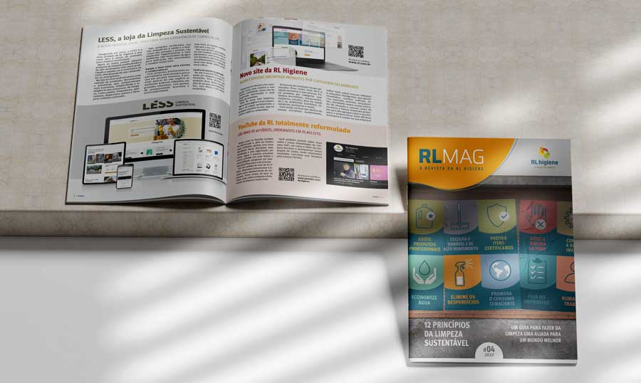 revista aberta ao lado da revista fechada da edição de 2023 da RLMAG, que apresenta novidades sobre limpeza sustentável e profissional