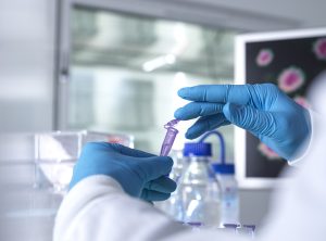 Pesquisa farmacêutica, Cientista preparando um frasco de amostra para testes analíticos em laboratório