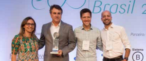 Ricardo Vacaro recebendo o prêmio Eco em 2016 pela ação da RL Higiene em compensação de resíduos