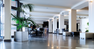 recepção e restaurante de um hotel lobby vazio