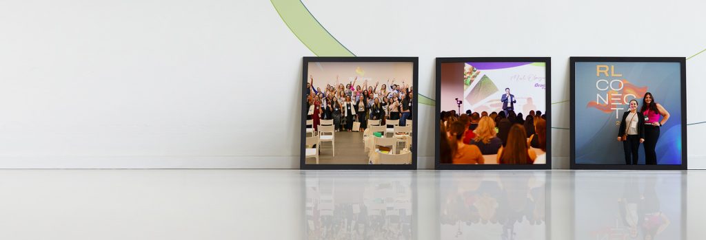 quadros com fotos do rl conecta 2024 em uma parede verde com branco