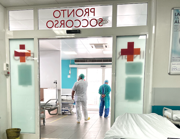 corredor de um pronto socorro no brasil com dois medicos ao fundo, a área está livre de infecções e limpa